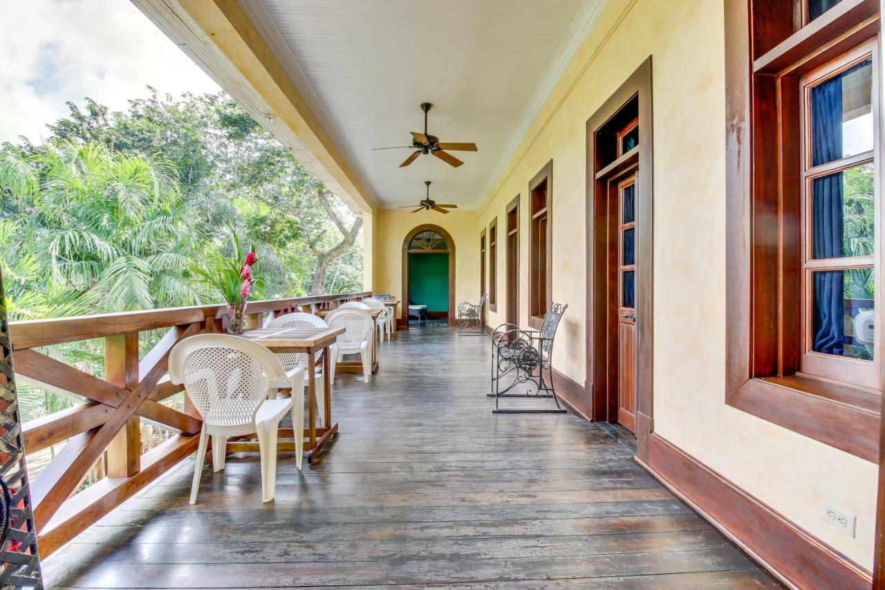 Mahogany Hall San Ignacio Rum bild